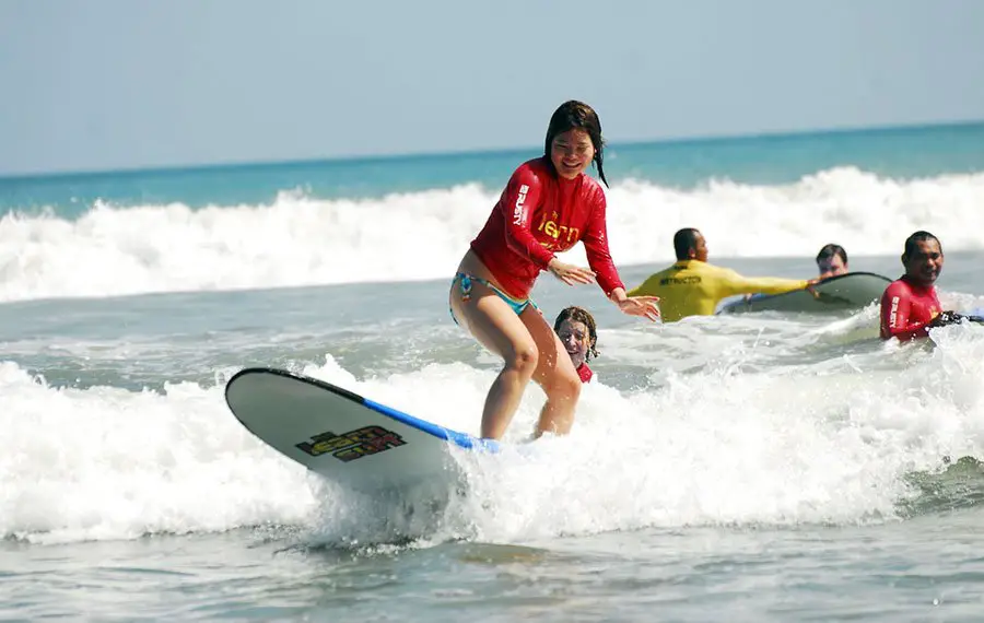 Hasil gambar untuk surfing di pantai kuta